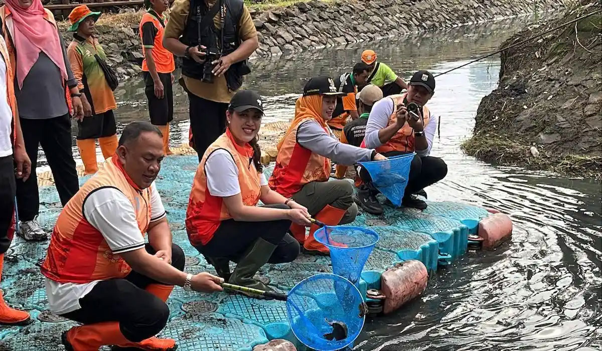 MENGEJUTKAN! DPRD DKI dan Wali Kota Jakbar Ikut Bersih-Bersih Sungai, Ini Aksinya