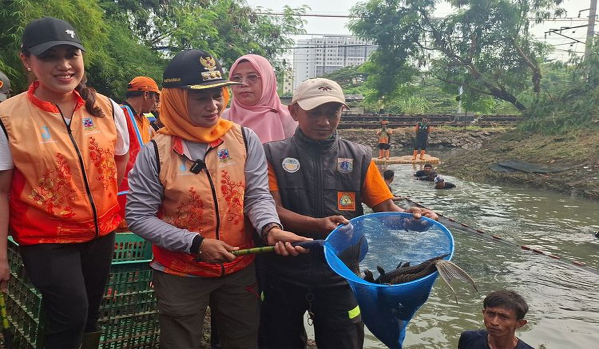 MENGEJUTKAN! DPRD DKI dan Wali Kota Jakbar Ikut Bersih-Bersih Sungai, Ini Aksinya
